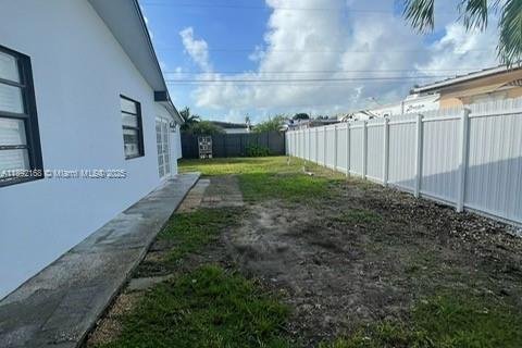 House in Miami, Florida 4 bedrooms, 138.89 sq.m. № 1944198 - photo 26