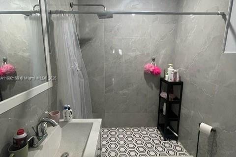 House in Miami, Florida 4 bedrooms, 138.89 sq.m. № 1944198 - photo 14