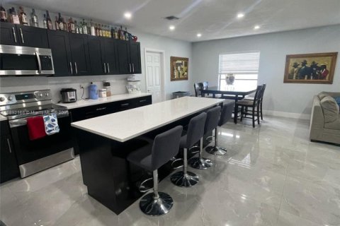 House in Miami, Florida 4 bedrooms, 138.89 sq.m. № 1944198 - photo 7