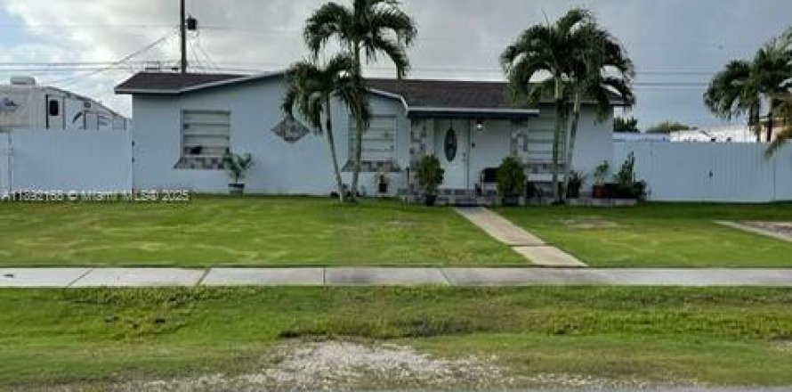House in Miami, Florida 4 bedrooms, 138.89 sq.m. № 1944198