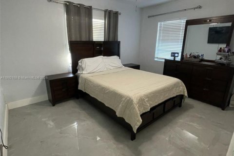 House in Miami, Florida 4 bedrooms, 138.89 sq.m. № 1944198 - photo 15