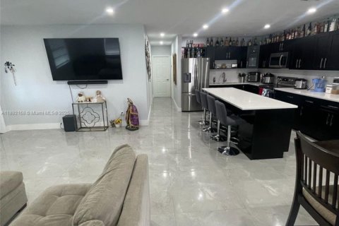 House in Miami, Florida 4 bedrooms, 138.89 sq.m. № 1944198 - photo 5