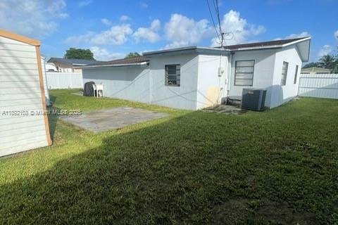House in Miami, Florida 4 bedrooms, 138.89 sq.m. № 1944198 - photo 30