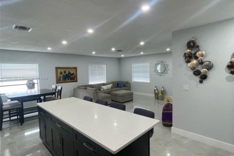 House in Miami, Florida 4 bedrooms, 138.89 sq.m. № 1944198 - photo 10