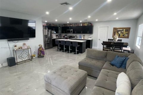 House in Miami, Florida 4 bedrooms, 138.89 sq.m. № 1944198 - photo 4