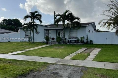House in Miami, Florida 4 bedrooms, 138.89 sq.m. № 1944198 - photo 2