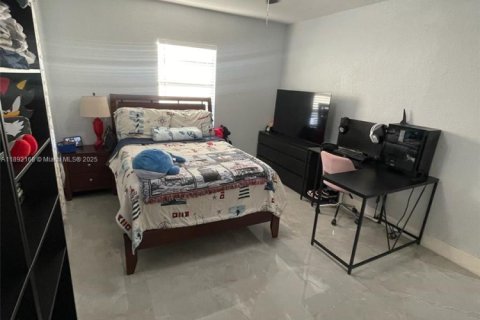 House in Miami, Florida 4 bedrooms, 138.89 sq.m. № 1944198 - photo 22