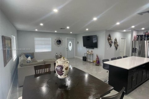 House in Miami, Florida 4 bedrooms, 138.89 sq.m. № 1944198 - photo 6