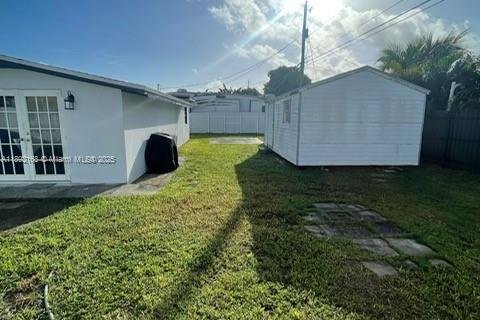 House in Miami, Florida 4 bedrooms, 138.89 sq.m. № 1944198 - photo 28