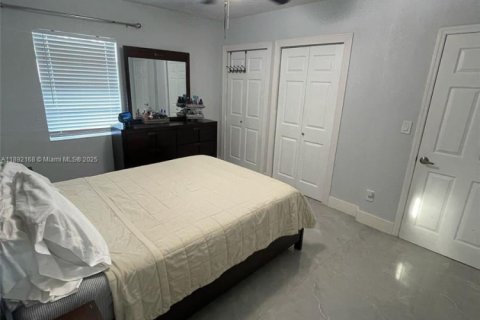 House in Miami, Florida 4 bedrooms, 138.89 sq.m. № 1944198 - photo 16