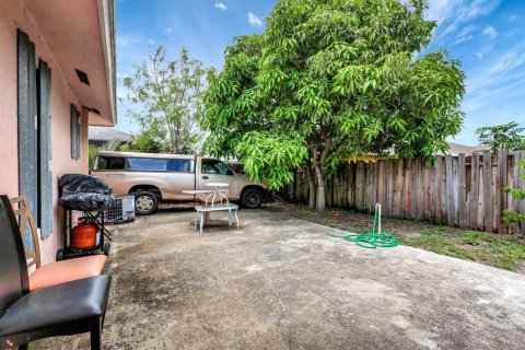 House in Riviera Beach, Florida 3 bedrooms, 147.16 sq.m. № 1217236 - photo 1