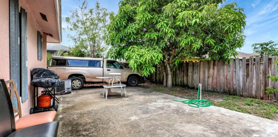 House in Riviera Beach, Florida 3 bedrooms, 147.16 sq.m. № 1217236