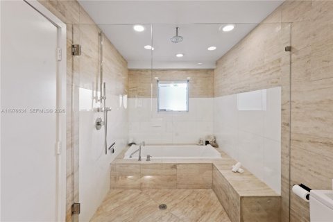 Condo in Miami Beach, Florida, 1 bedroom  № 2040695 - photo 14