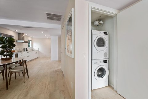 Condo in Miami Beach, Florida, 1 bedroom  № 2040695 - photo 18