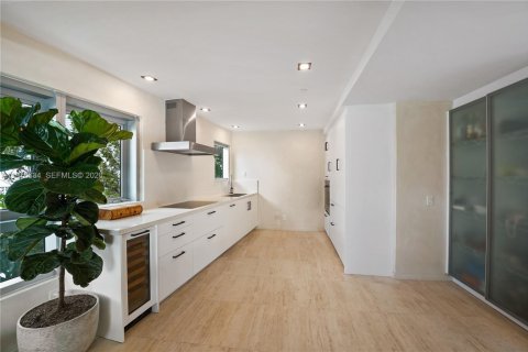 Condo in Miami Beach, Florida, 1 bedroom  № 2040695 - photo 9