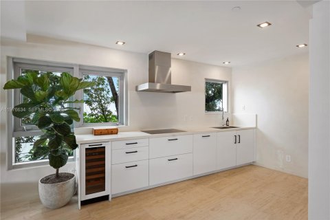 Condo in Miami Beach, Florida, 1 bedroom  № 2040695 - photo 10