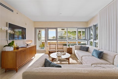 Condo in Miami Beach, Florida, 1 bedroom  № 2040695 - photo 2