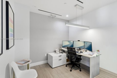 Propiedad comercial en venta en Miami, Florida № 2054732 - foto 19