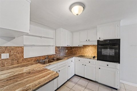 House in Port Richey, Florida 3 bedrooms, 107.4 sq.m. № 2156620 - photo 5