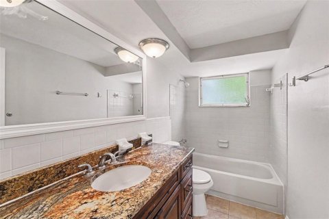 House in Port Richey, Florida 3 bedrooms, 107.4 sq.m. № 2156620 - photo 12