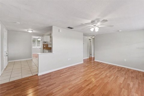 House in Port Richey, Florida 3 bedrooms, 107.4 sq.m. № 2156620 - photo 4