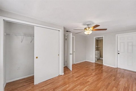 House in Port Richey, Florida 3 bedrooms, 107.4 sq.m. № 2156620 - photo 9