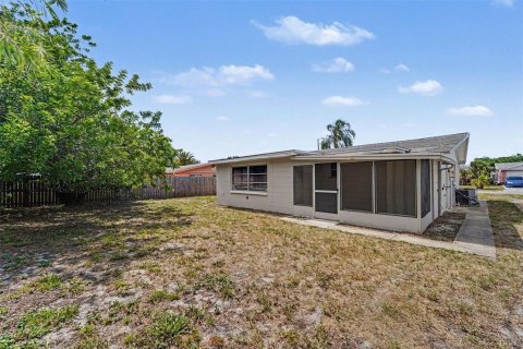 House in Port Richey, Florida 3 bedrooms, 107.4 sq.m. № 2156620 - photo 15