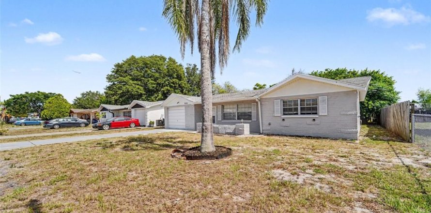 House in Port Richey, Florida 3 bedrooms, 107.4 sq.m. № 2156620