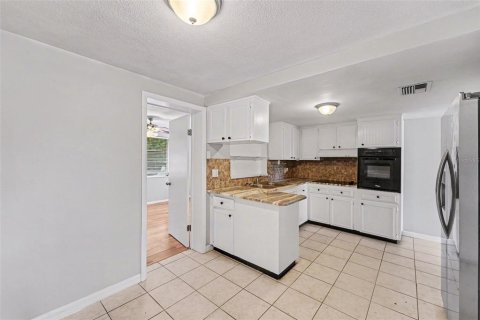 House in Port Richey, Florida 3 bedrooms, 107.4 sq.m. № 2156620 - photo 6