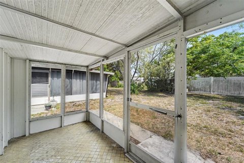 House in Port Richey, Florida 3 bedrooms, 107.4 sq.m. № 2156620 - photo 14