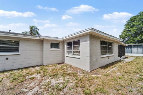 House in Port Richey, Florida 3 bedrooms, 107.4 sq.m. № 2156620 - photo 13