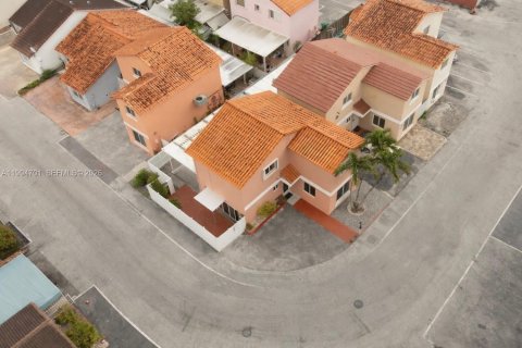 House in Sweetwater, Florida 3 bedrooms, 129.32 sq.m. № 2059117