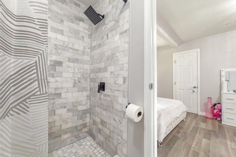 House in Miami, Florida 4 bedrooms, 133.69 sq.m. № 2060938 - photo 11