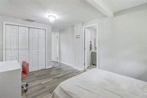 House in Miami, Florida 4 bedrooms, 133.69 sq.m. № 2060938 - photo 9