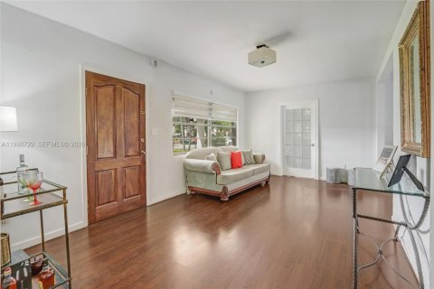 House in Miami, Florida 4 bedrooms, 133.69 sq.m. № 2060938 - photo 2