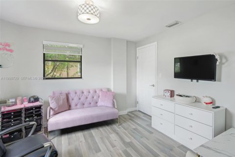 House in Miami, Florida 4 bedrooms, 133.69 sq.m. № 2060938 - photo 12