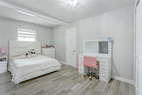 House in Miami, Florida 4 bedrooms, 133.69 sq.m. № 2060938 - photo 8