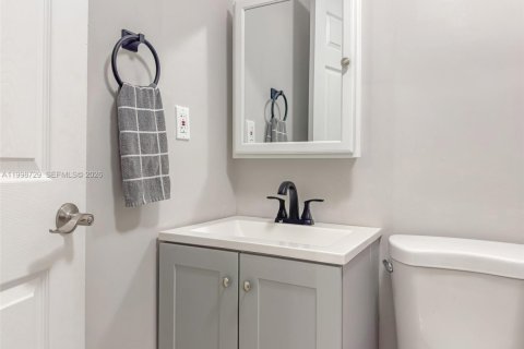 House in Miami, Florida 4 bedrooms, 133.69 sq.m. № 2060938 - photo 10