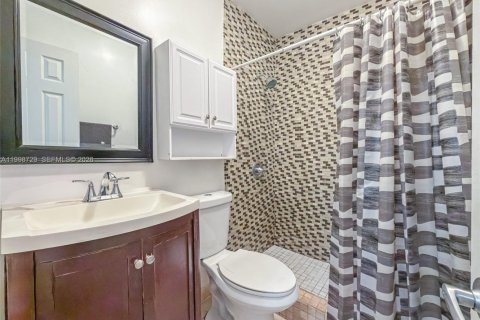 House in Miami, Florida 4 bedrooms, 133.69 sq.m. № 2060938 - photo 16