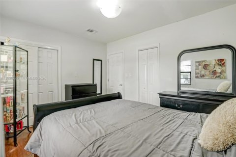 House in Miami, Florida 4 bedrooms, 133.69 sq.m. № 2060938 - photo 15