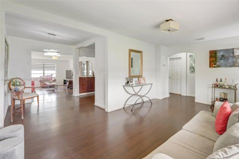 House in Miami, Florida 4 bedrooms, 133.69 sq.m. № 2060938 - photo 3