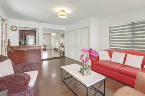 House in Miami, Florida 4 bedrooms, 133.69 sq.m. № 2060938 - photo 4