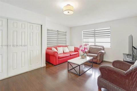 House in Miami, Florida 4 bedrooms, 133.69 sq.m. № 2060938 - photo 5