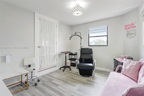 House in Miami, Florida 4 bedrooms, 133.69 sq.m. № 2060938 - photo 13