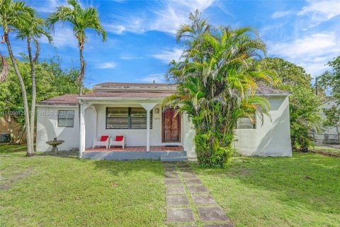 House in Miami, Florida 4 bedrooms, 133.69 sq.m. № 2060938