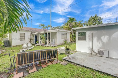 House in Miami, Florida 4 bedrooms, 133.69 sq.m. № 2060938 - photo 19