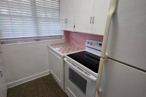 Снять в аренду квартиру в Уэст-Палм-Бич, Флорида 3 комнаты, 46.45м2, № 2241011 - фото 7