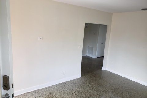 Снять в аренду квартиру в Уэст-Палм-Бич, Флорида 3 комнаты, 46.45м2, № 2241011 - фото 3