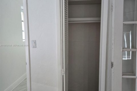 Villa ou maison à louer à Fort Lauderdale, Floride: 1 chambre, 217.95 m2 № 2034023 - photo 12