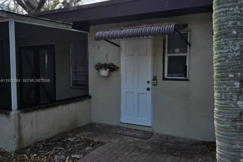 Villa ou maison à louer à Fort Lauderdale, Floride: 1 chambre, 217.95 m2 № 2034023 - photo 2